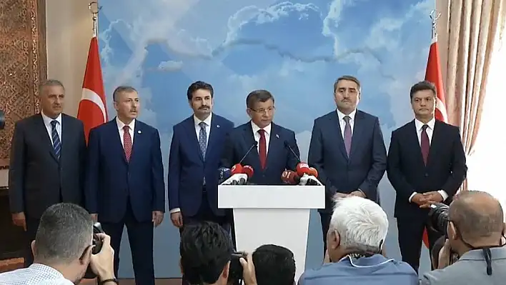 Eski Başbakan Ahmet Davutoğlu AK Partiden istifa etti