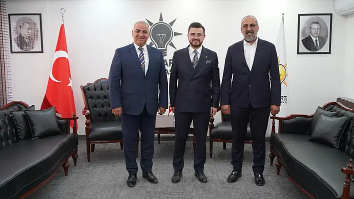 Eski Müdür ve Kayserisporlu eski Yönetici AK Parti il binasında ortaya çıktı