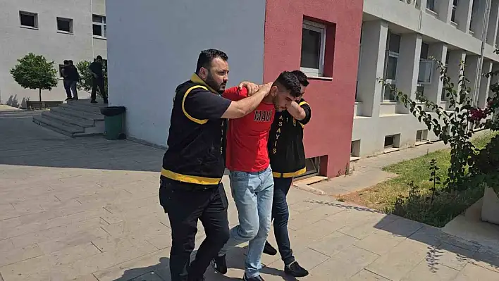 Panjur kapısından girip 250 bin TL altın çaldı