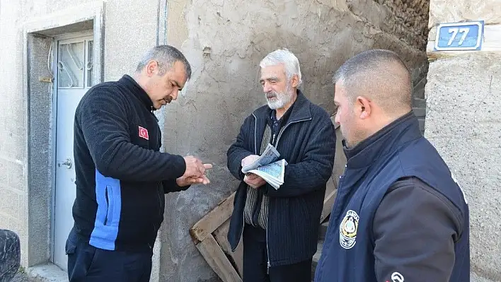 Evden çıkamayan emeklinin maaşını zabıta ekipleri götürdü