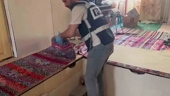 Evine özel zula yaptırıp kalaşnikof sakladı