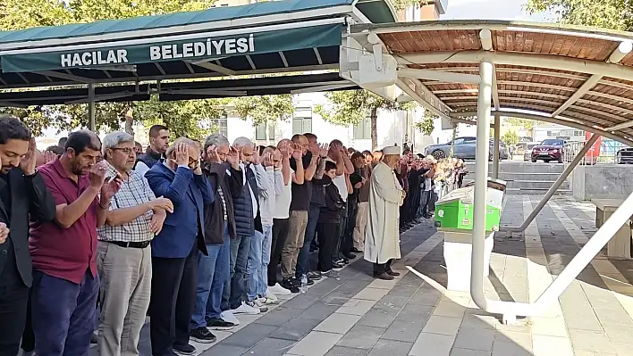 Evlerinin önünde öldürülen karı-koca son yolculuğuna uğurlandı