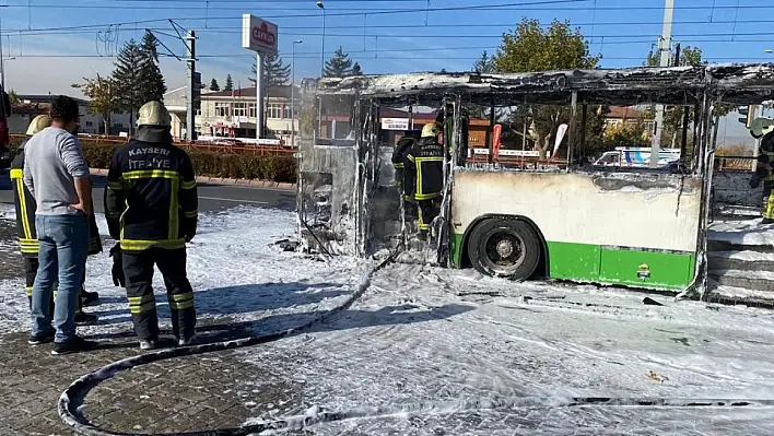 Faciadan dönüldü! Otobüs kullanılamaz hale geldi