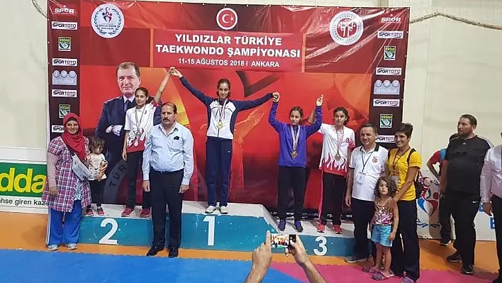 Fatma Arslan 2 bin 600 sporcunun katıldığı şampiyonada 2. oldu
