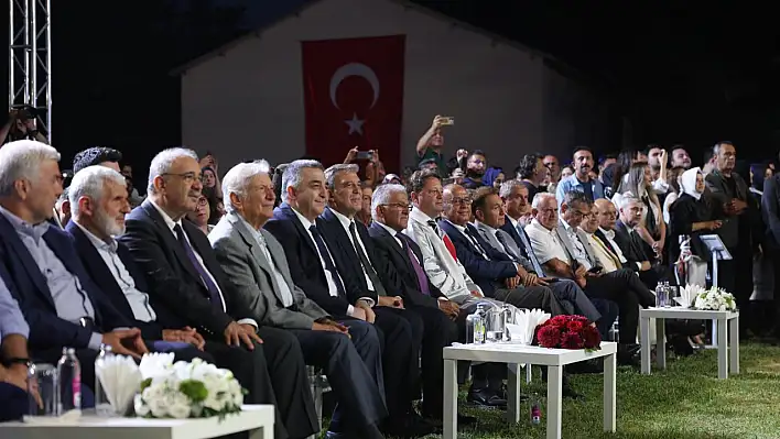 'Fazla kendi kendimizi övmenin anlamı yok' diyen Abdullah Gül, Kayseri'de 'Yeni yol haritası belirlemeliyiz' mesajı verdi