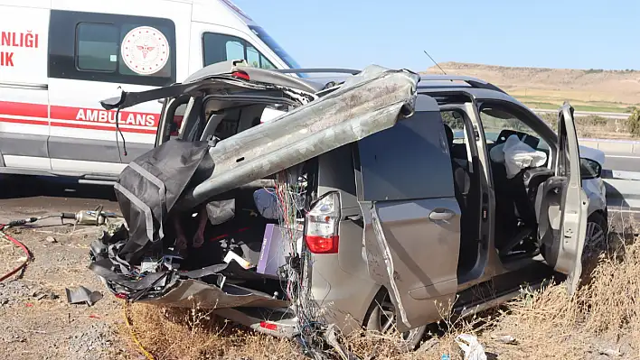 Feci kaza! Araç bariyere ok gibi saplandı, baba ve oğlu hayatını kaybetti