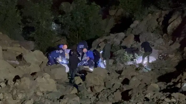 Kozan-Kayseri yolunda kaza: Araç 70 metrelik uçuruma düştü: 5 Ölü