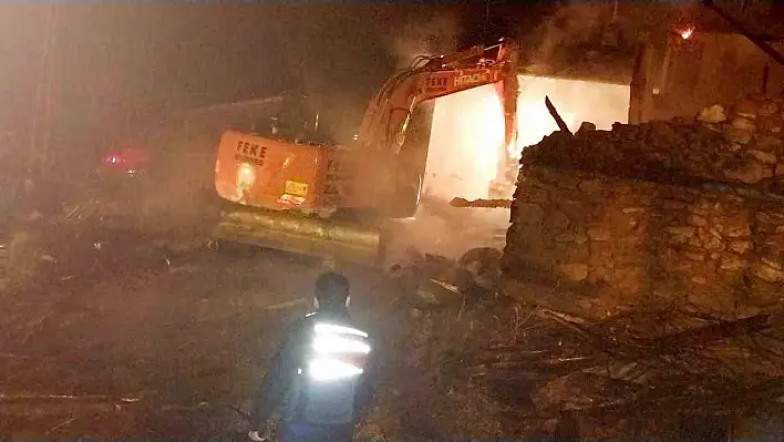 Adana'da korkutan yangın: Kül oldu