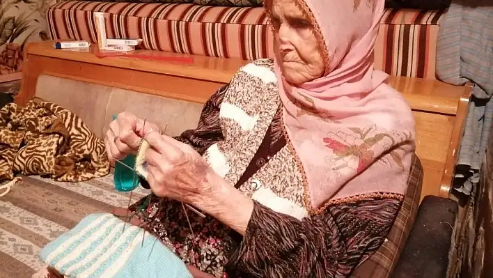 Felç geçirmesine rağmen 92 yaşında örgü ören Şerife nine görenleri şaşırtıyor