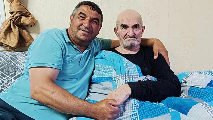 Felçli babasına 6 yıldır gözü gibi bakıyor