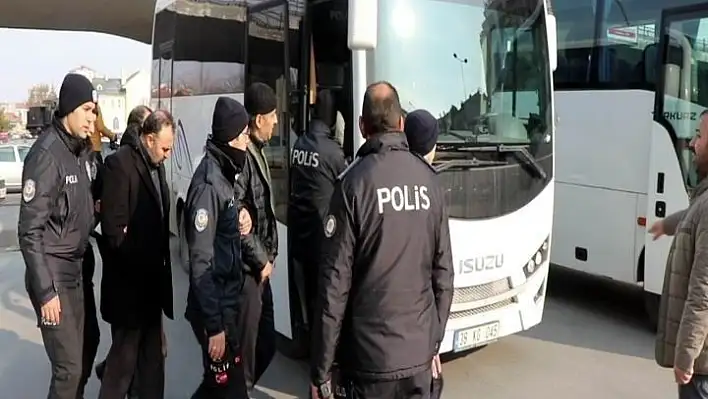 FETÖ'den gözaltına alınan 26 ihraç polis sağlık kontrolünden geçti