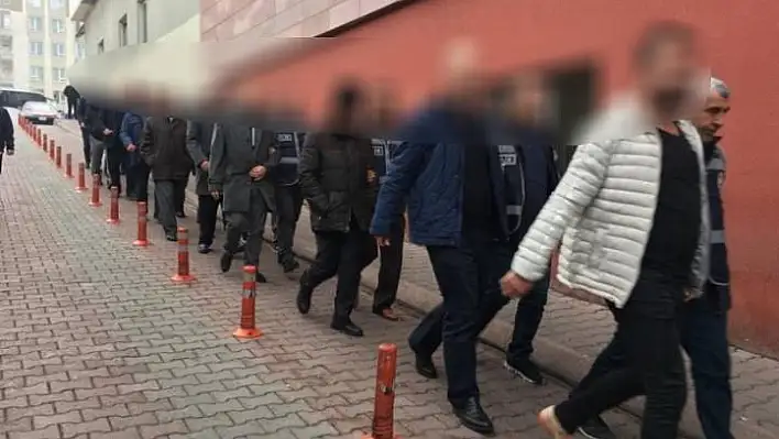 FETÖ'den gözaltına alınan 11 iş adamı adliyede