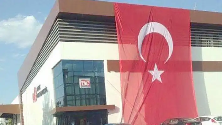  Fetö'den tutuklanan Mercan'ın iş yerine büyük bayrak asıldı