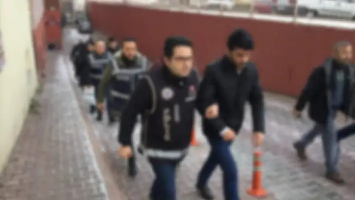 FETÖ operasyonunda gözaltına alınan 8 kişi adliyeye sevk edildi