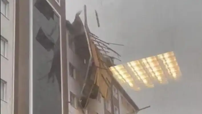Fırtına üniversitenin çatısını böyle uçurdu! Ağaçları söktü...