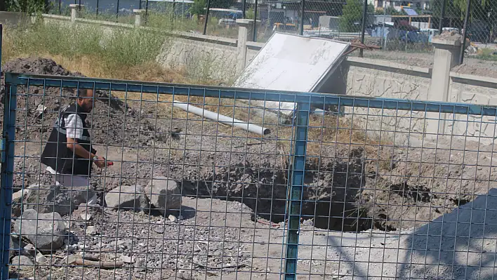 Foseptik çukurunda can pazarı: Genç işçi taşın altında kaldı