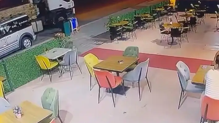 Freni çekilmeyen tır makaslayarak durdu! 2 araca zarar verdi