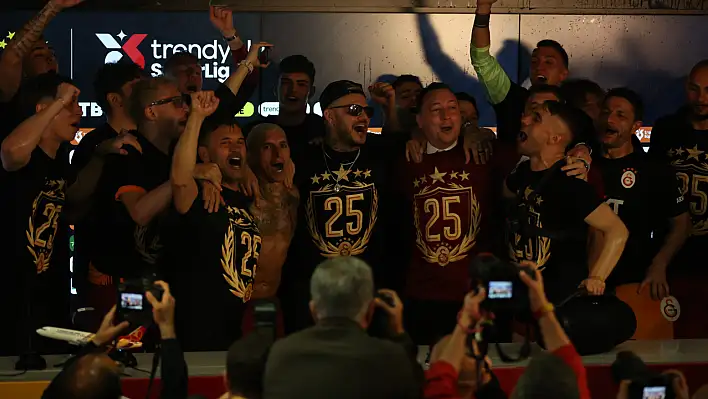 Galatasaraylı futbolcular basın toplantısını bastı