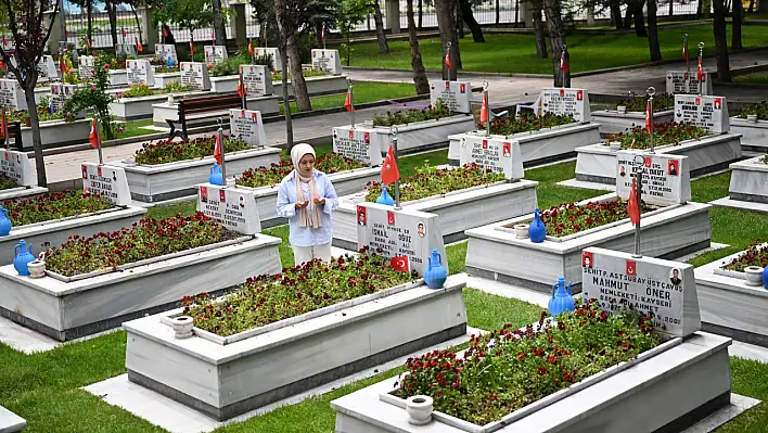 Garnizon Şehitliği'nde vefa örneği