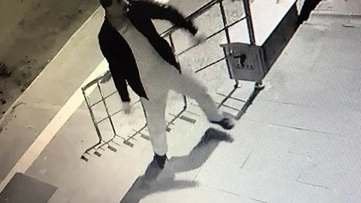 Gece yarısı altı dükkanın camlarını taşla indirdi