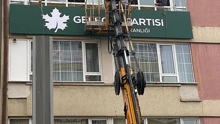 Gelecek Partisi'nin tabelası takıldı
