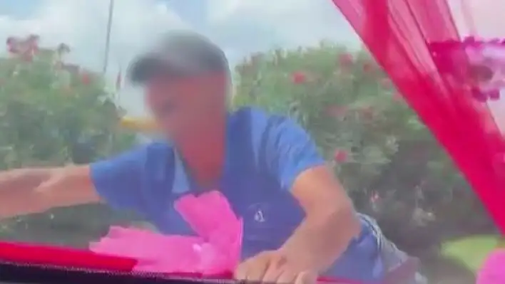 Gelin arabasından para almak için kaputta yolculuk yaptı