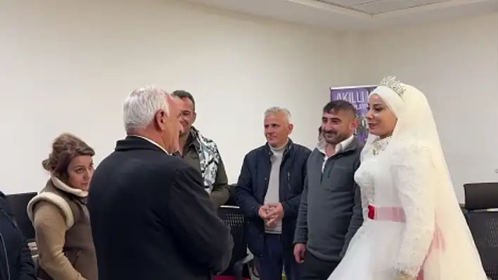 Gelin ve damat karda mahsur kaldı