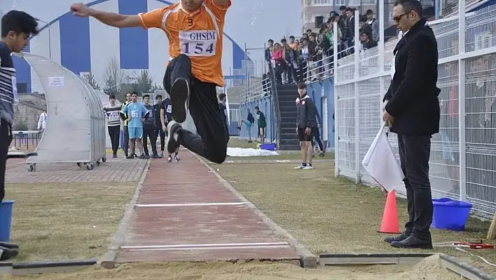 Genç atletler okullar arası müsabakalarda piste çıktı