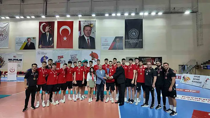 Kayseri'de Gençler Voleybol Türkiye Şampiyonası nefes kesti