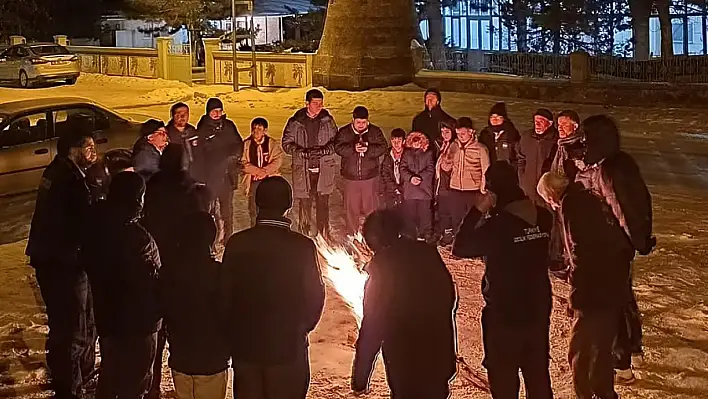 Genç izciler kış kampında