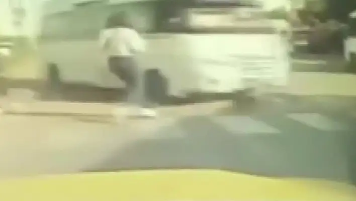 Minibüs refüjü aşıp 4 araca çarptı: Yaya kıl payı kurtuldu