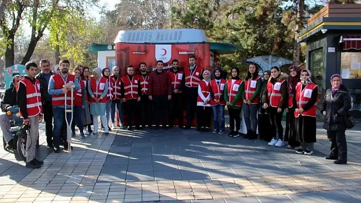 Genç Kızılay üyeleri engelliler için farkındalık oluşturdu
