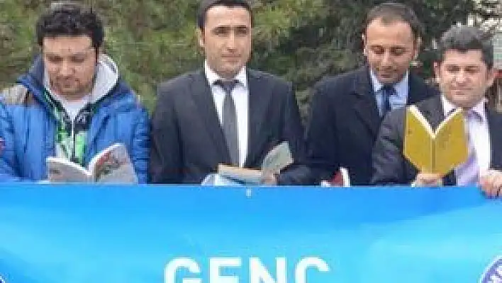GENÇ MEMUR-SEN TERÖR OLAYLARINA KİTAP OKUYARAK DİKKAT ÇEKTİ