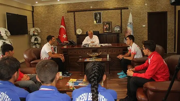 Genç sporcular Başkan Karayol'u ziyaret etti