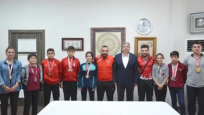 Genç Sporcular Başkan Özkan Altun'u Ziyaret Etti