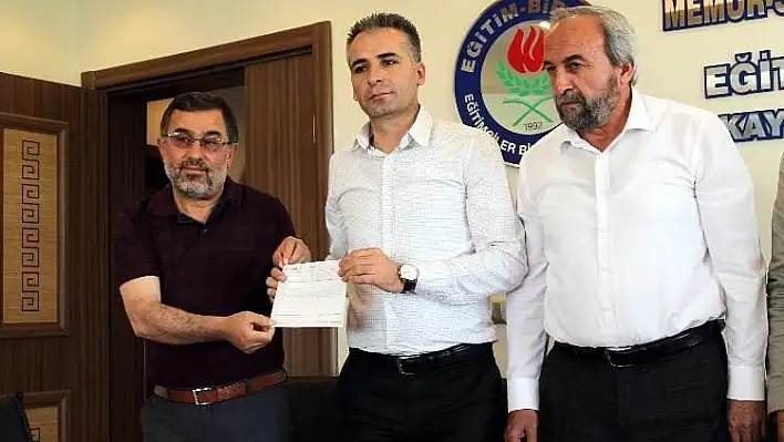 Genç yazar kitaplarının gelirlerini Mehmetçiğe bağışladı

