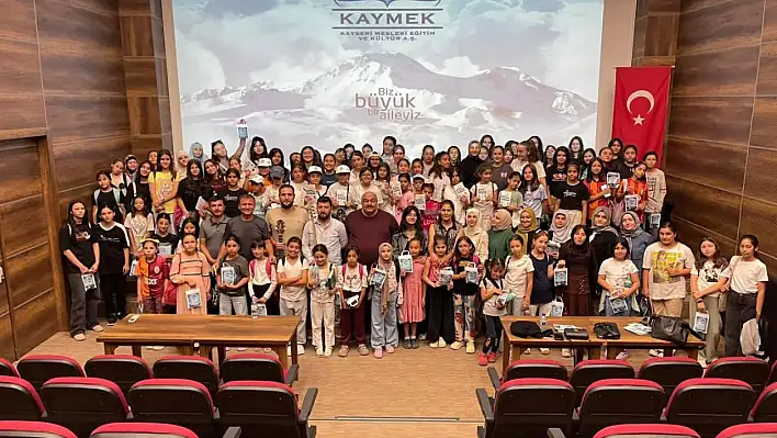 Gençler el emeğiyle gönüllere dokundu
