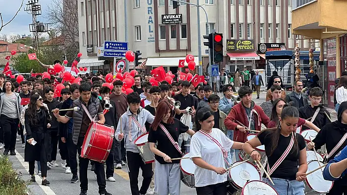 Gençler Tomarza sokaklarında coşkuyla yürüdü