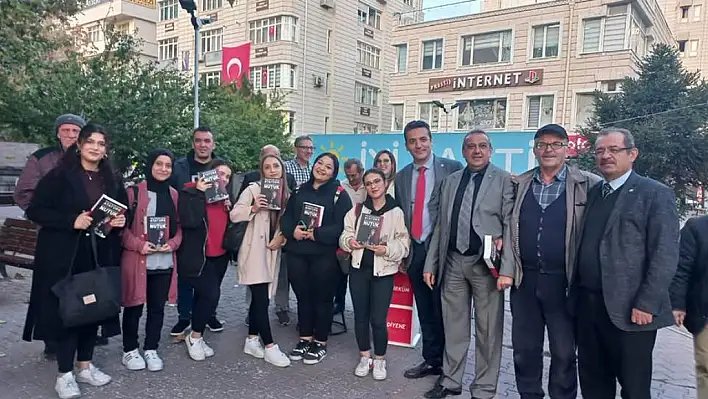 Gençlere 'Nutuk' dağıtıldı