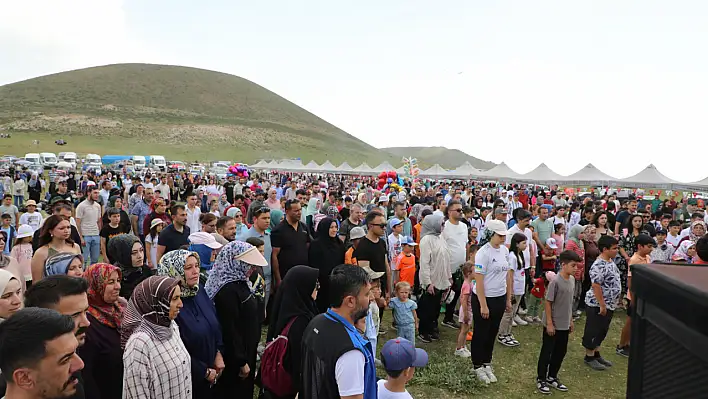 Gökyüzü şenlendi: Kayseri'de yüzlerce kişi oraya akın etti!