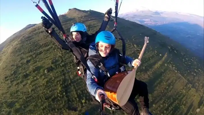 Gökyüzünde bağlama çalarak 3 parça seslendirdi
