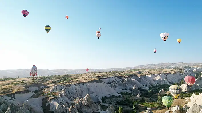 Gökyüzünü renklendiren figürlü balon şöleni