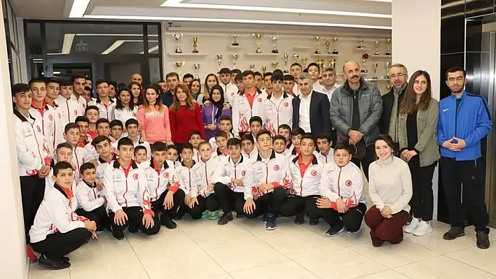 Golball Kadın Milli Takımı, Güreş Eğitim Merkezi Sporcuları ile yemekte bir araya geldi
