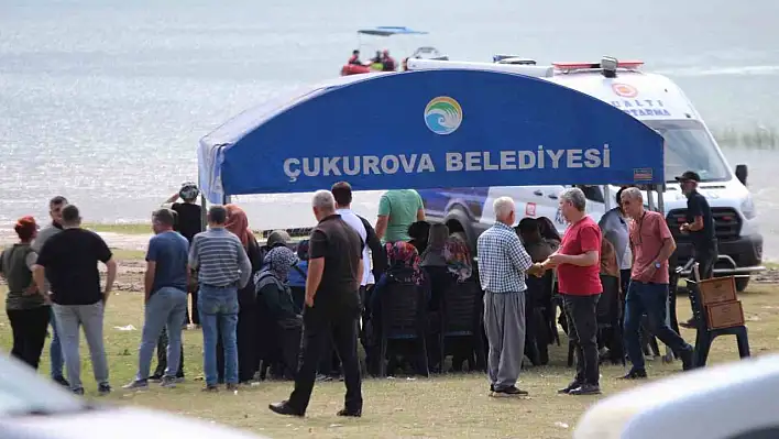 Tekneden düşen genci arama çalışmaları sürüyor