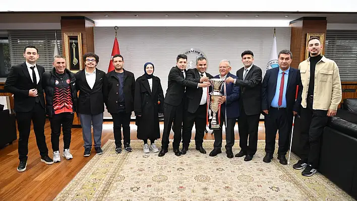 Gönül gözüyle gelen şampiyonluk! Kupa Başkan Büyükkılıç'a sunuldu