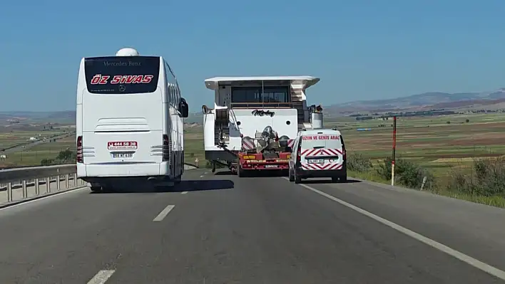 Görenler şaştı kaldı: Kayseri-Sivas karayolunda ilginç görüntüler