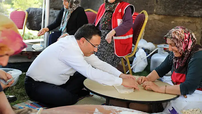 Vali Çiçek gözleme pişirdi, âşıkları dinledi