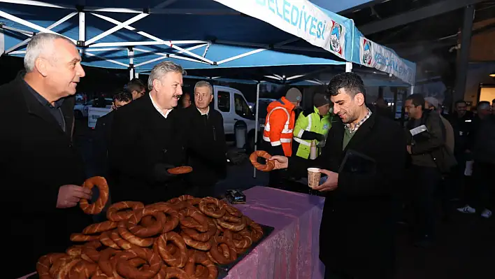 Gün ağarmadan, Başkan simit tezgahında...