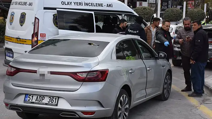 Güpegündüz otomobili kurşunladılar