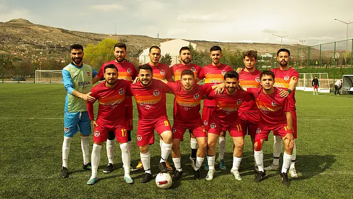 Güneşli Gençlikspor zirvede ısrarcı